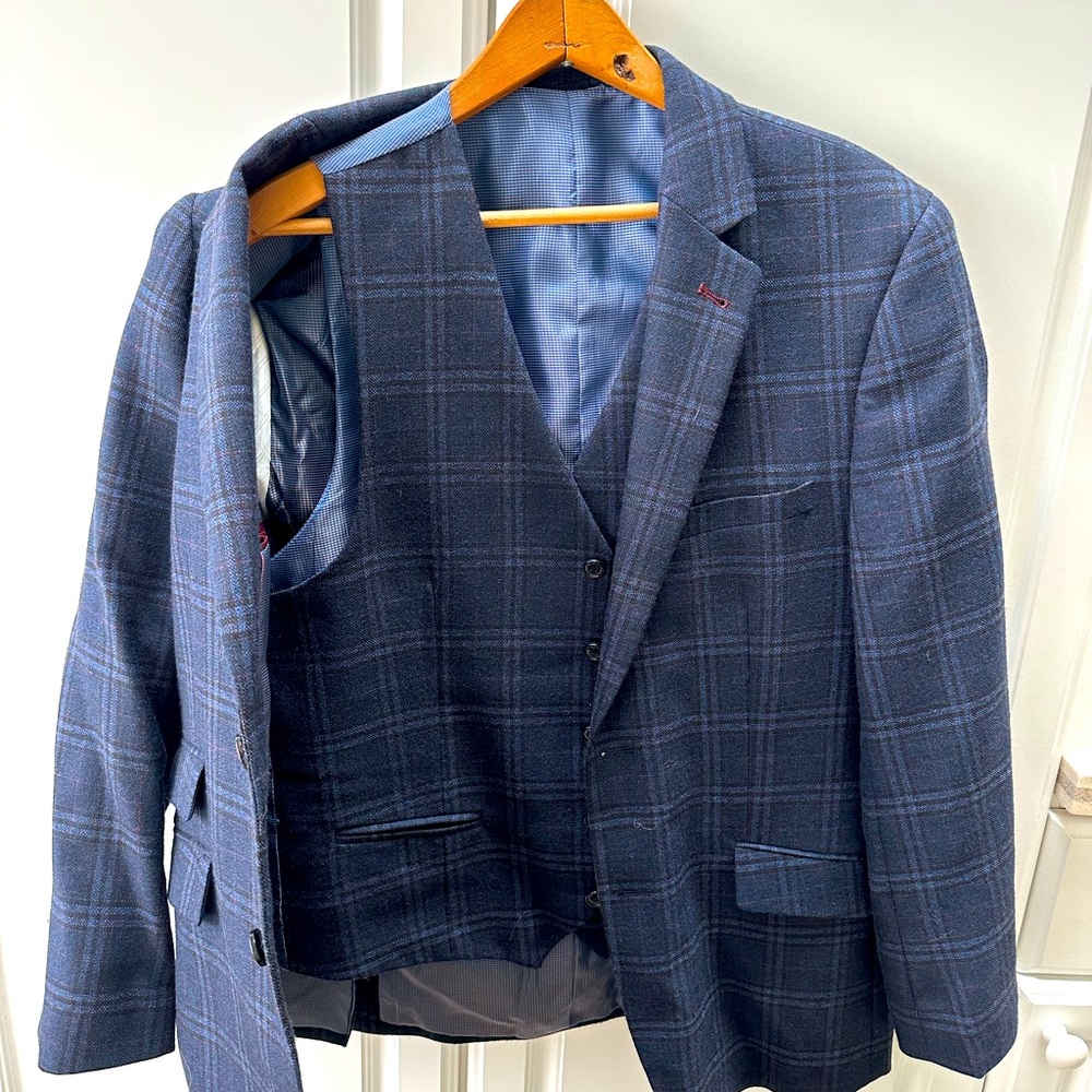 Men’s 40S Bachrach sport coat with matching ching vest. 100% wool.